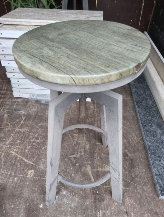 Vând 2 scaune de bar