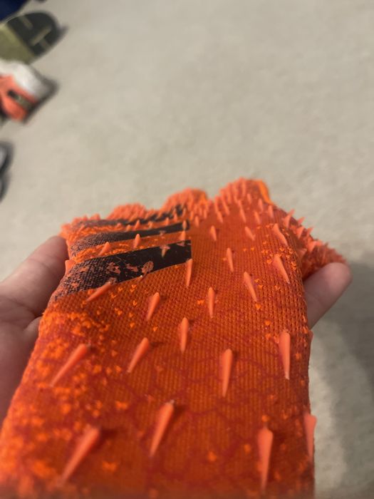 Manusi de fotbal Adidas Predator rosii/negru editie limitata!!