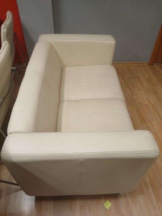 Продавам 2бр. Дивани плюс стъклена маса