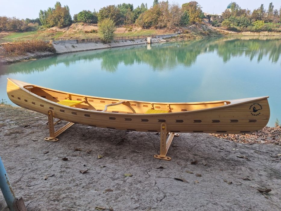 Каноэ из дерева ручной работы