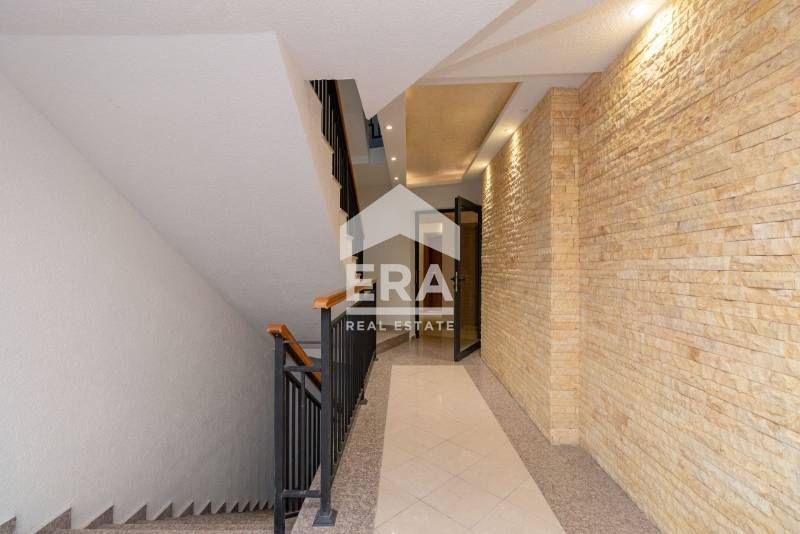 Двустаен, луксозно обзаведен апартамент под наем, с подземно паркомяст