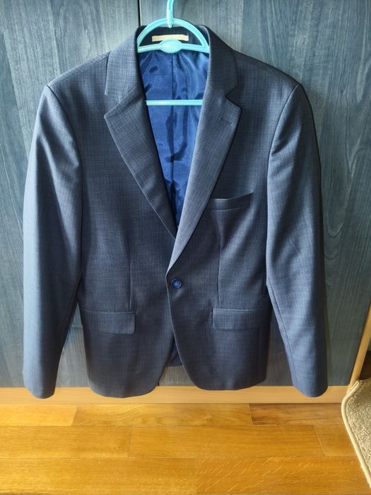 Sacou bărbătesc albastru cu cravată albastră