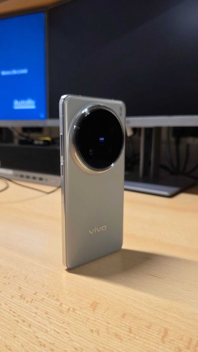 Vând smartphone Vivo X200 PRO