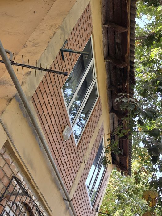 Kvartira sotiladi Angren 9-musiqa maktabi orqasida 3 xonali 2-qavat