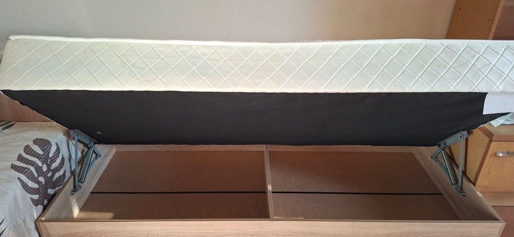 Ново единично легло с матрак и повдигащ механизъм.