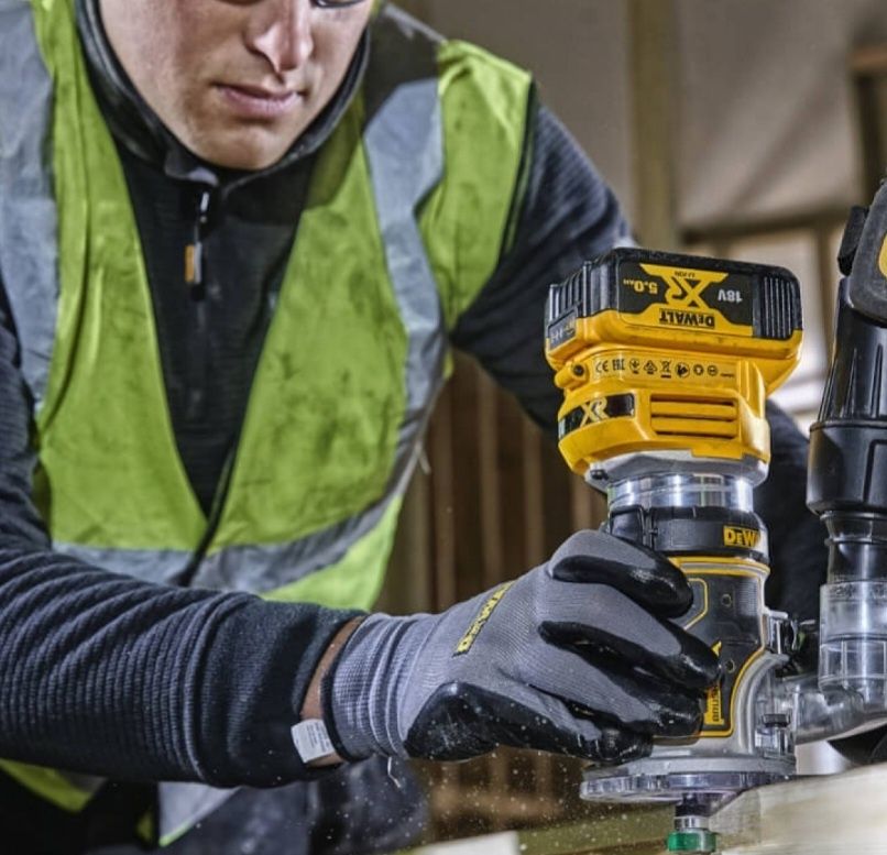 Акумулаторна оберфреза Dewalt DCW604N