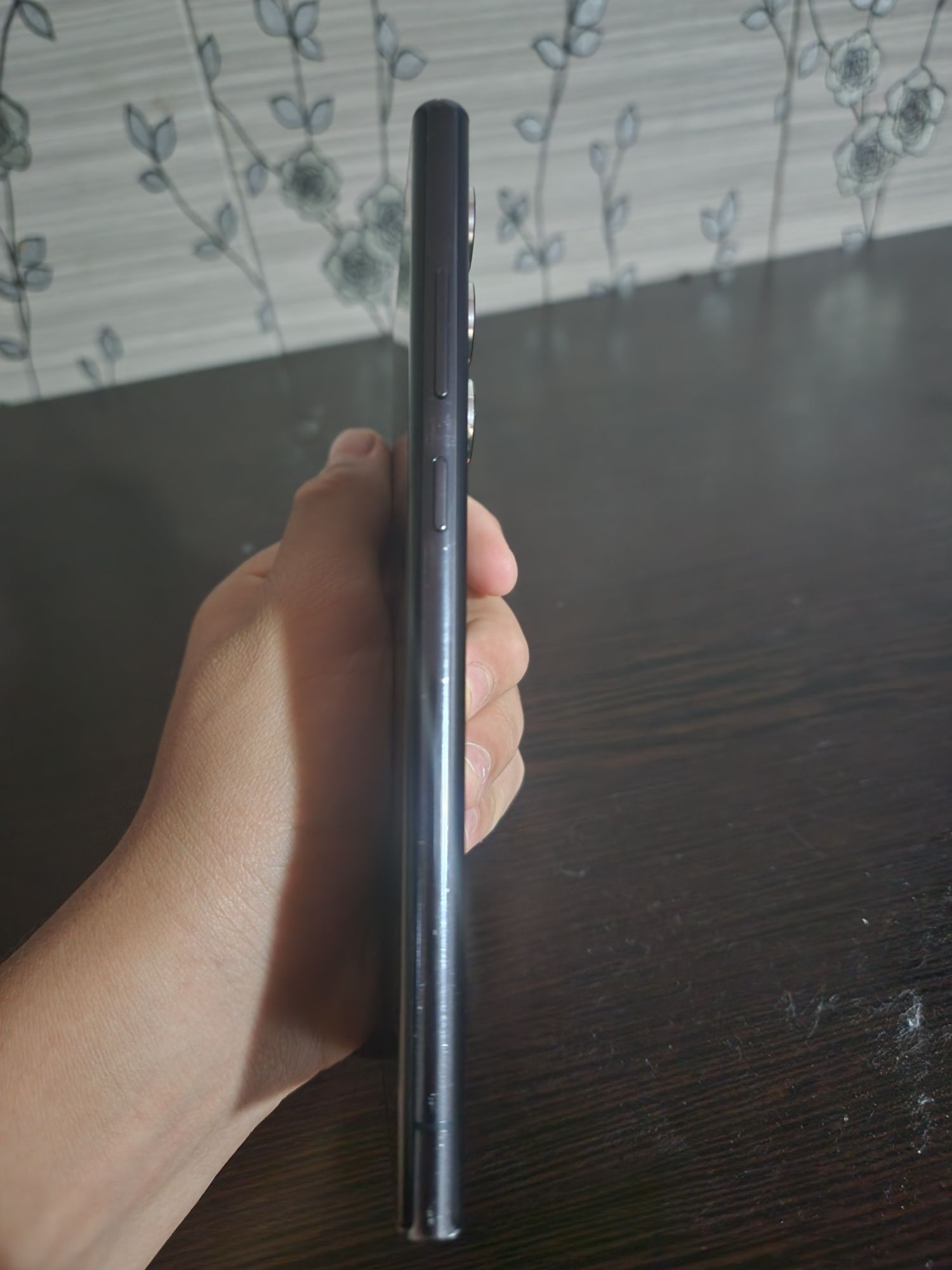 Samsung S22 ultra xotira512GB faqat aybi elrani kuygan holos
