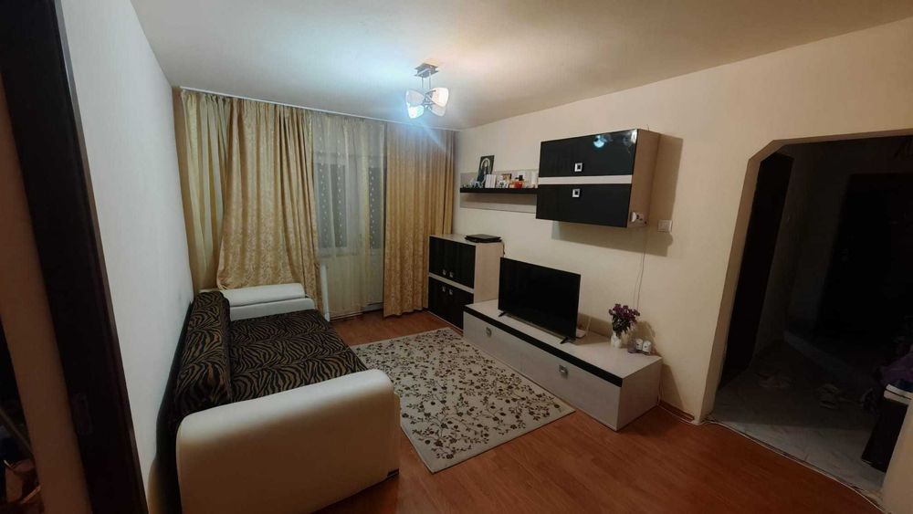 Apartament cu trei camere de inchiriat in zona centrala