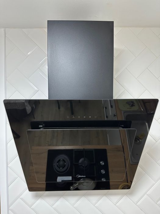 Вытяжка Midea черного цвета