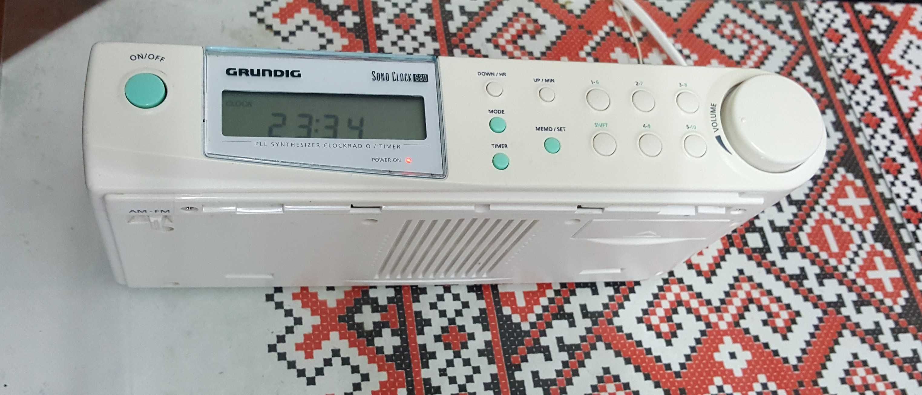 Radio cu ceas Grundig Sonoclock 680 (Germania)