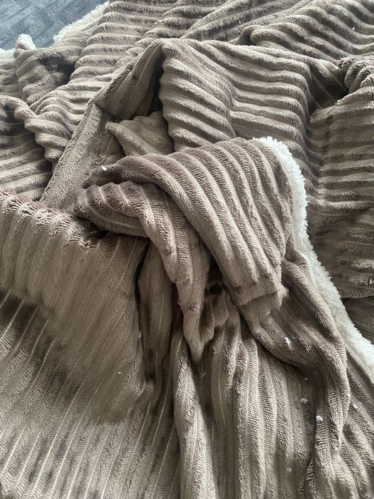 Продавам ново одеяло 150x220 см