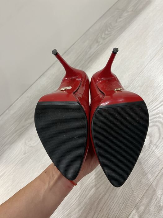 Елегантни червени обувки