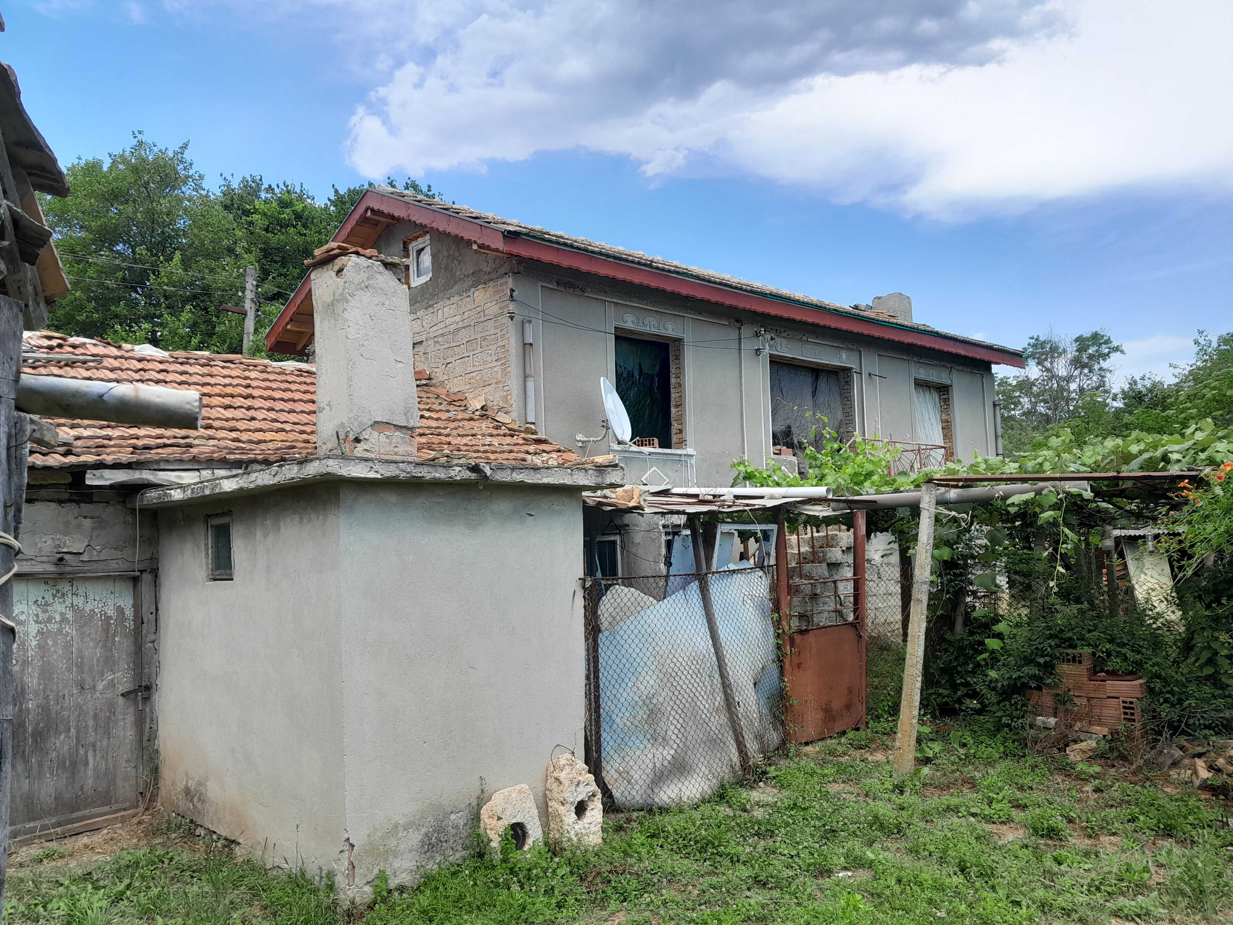 Собственик продава Двуетажна къща в с. Засмяно обл. Варна.