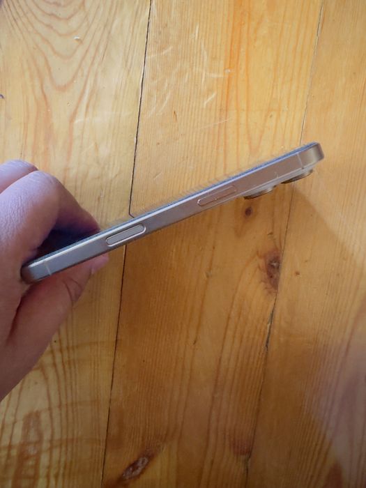 iPhone 16 pro Titanium Gold