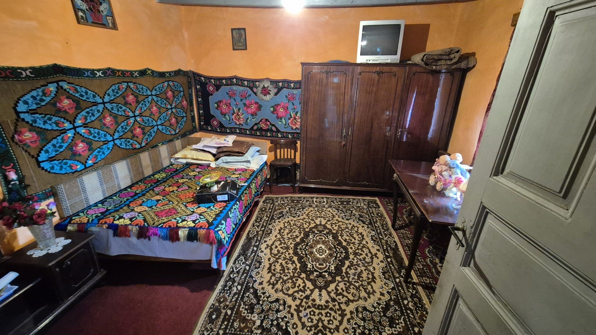 Vând casă + teren 1200mp