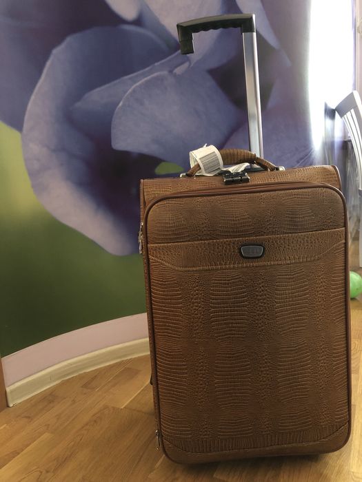 Для поездок чемодан из толстой кожи