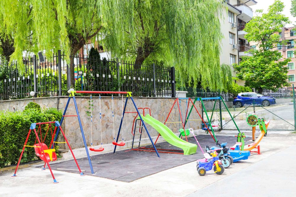 Под Наем тристаен апартамент на първа линия в Равда