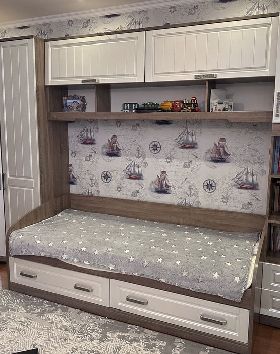 Продам гарнитур со шкафами, письменным столом, без кровати