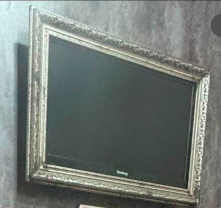 Продам с приставкой под СМАРТ ТВ 45.000 рамка кронштейн пульты есть!