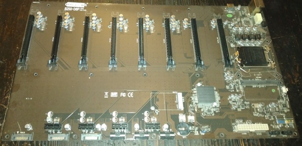 Placa de baza cu 8 + 4 sloturi