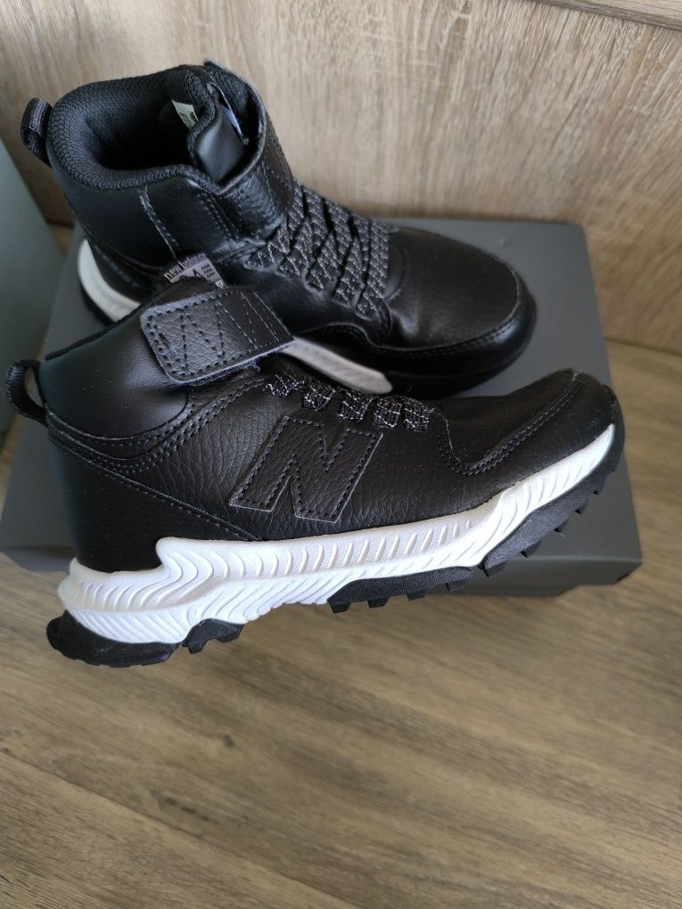 Детски боти New Balance 30 номер