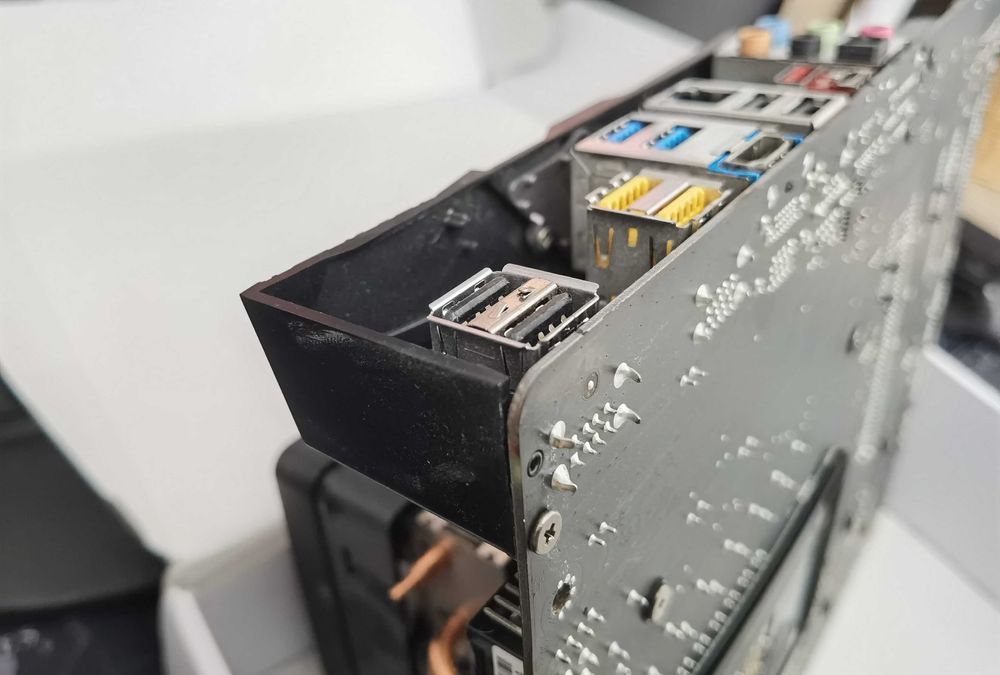 Procesor AMD Ryzen 2700X, placa de baza Gigabyte X470 Aorus, 32GB RAM
