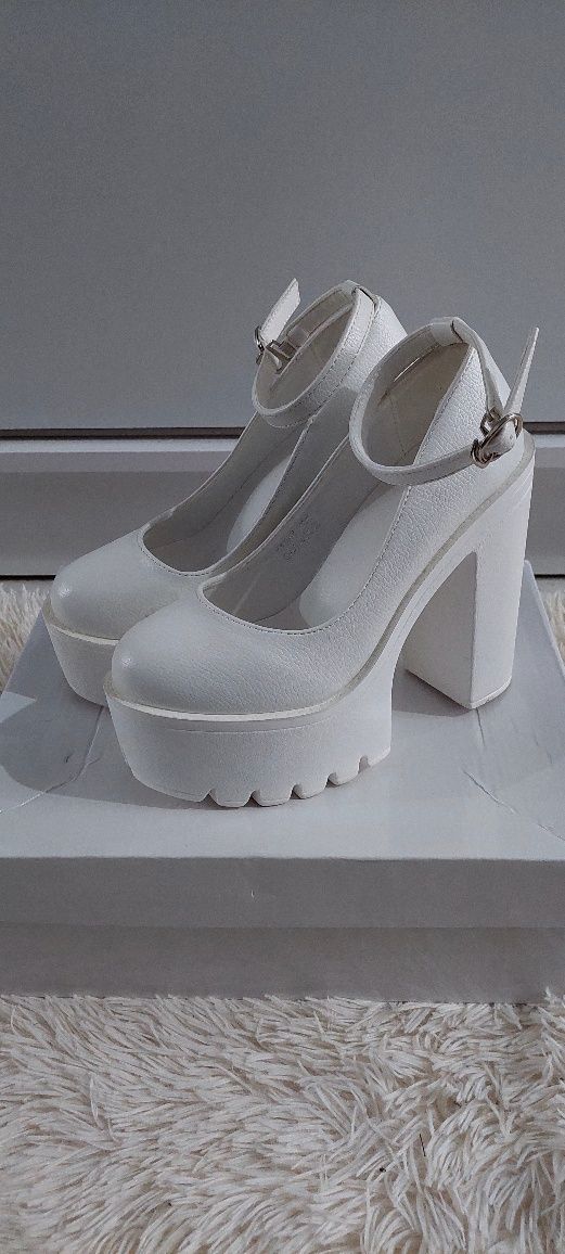 Pantofi albi cu toc si platformă