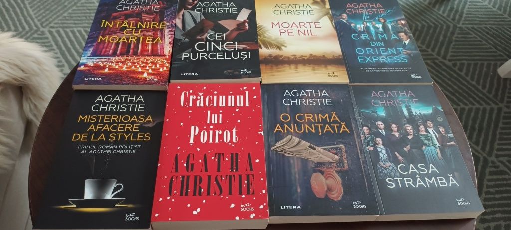 8 cărți  Agatha Christie