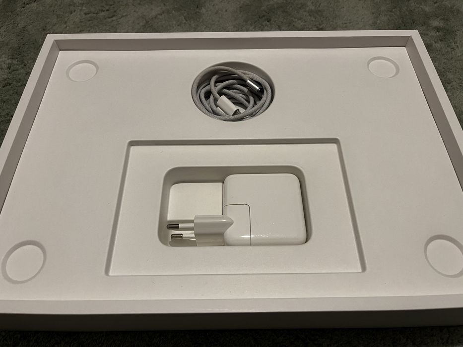 MacBook Air 13.6” M2 (2022) — Silver , 8GB / 256GB SSD, Baterie 100%