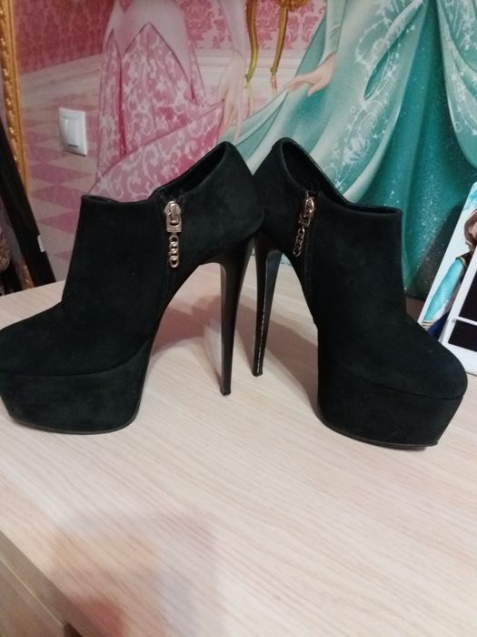 Замшевые ботильоны