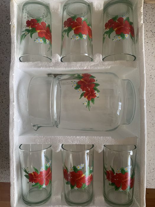 Кувшин со стаканами