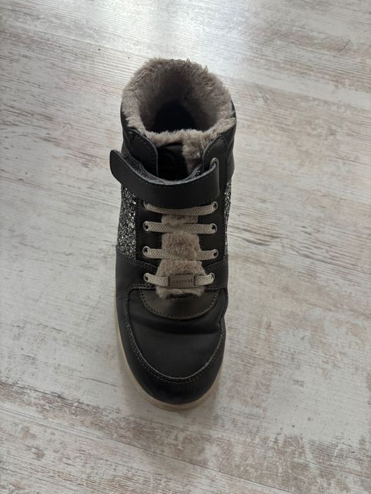 Дамски спортни обувки