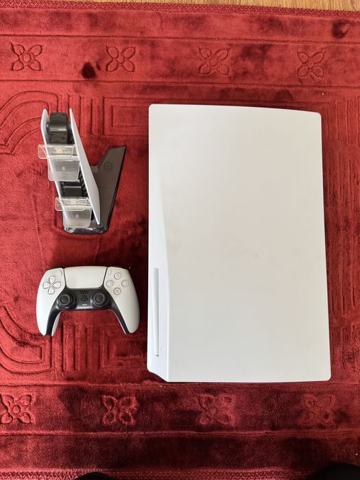 продам PlayStation 5 с двумя джостиками