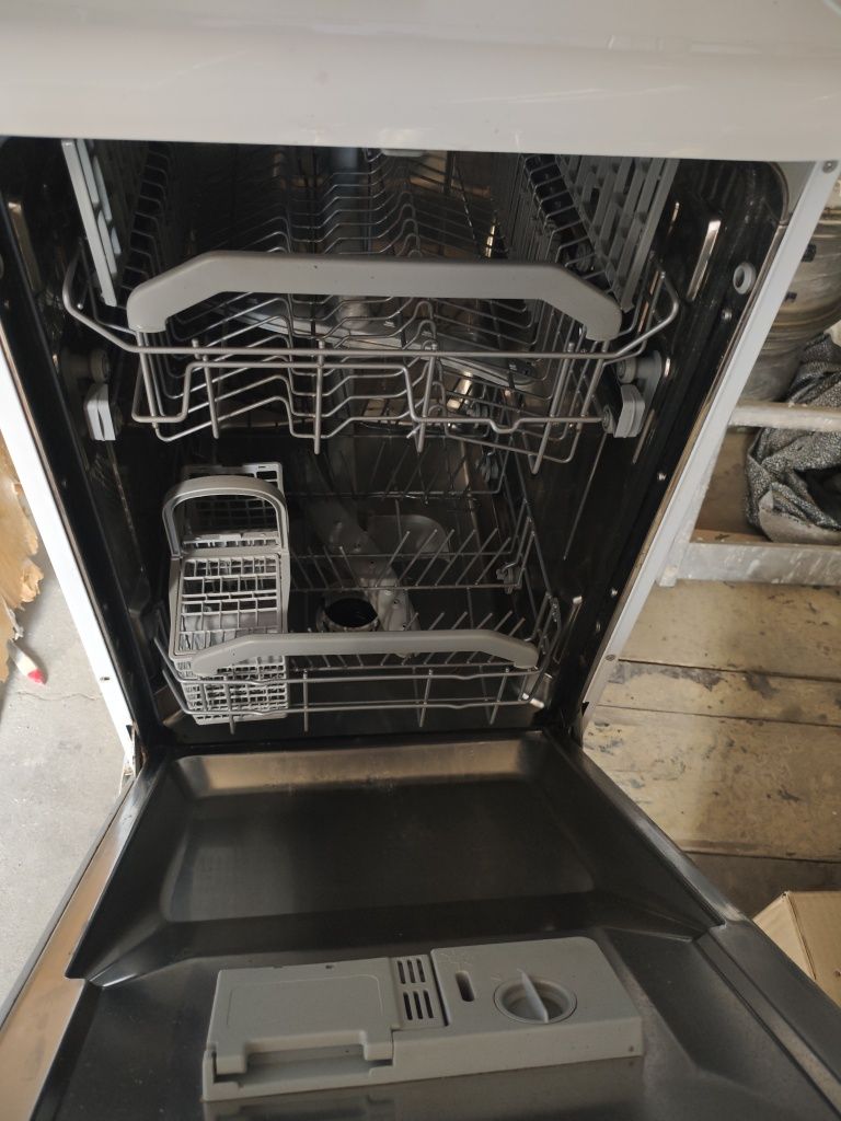 Продавам Съдомиялна Hotpoint Ariston LSF 835