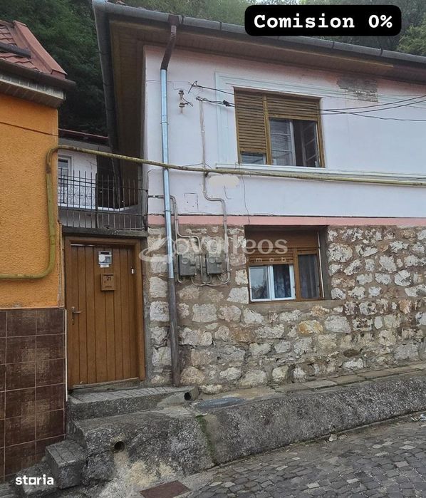 Resita, de vânzare casă, două corpuri, curte, zona centrală