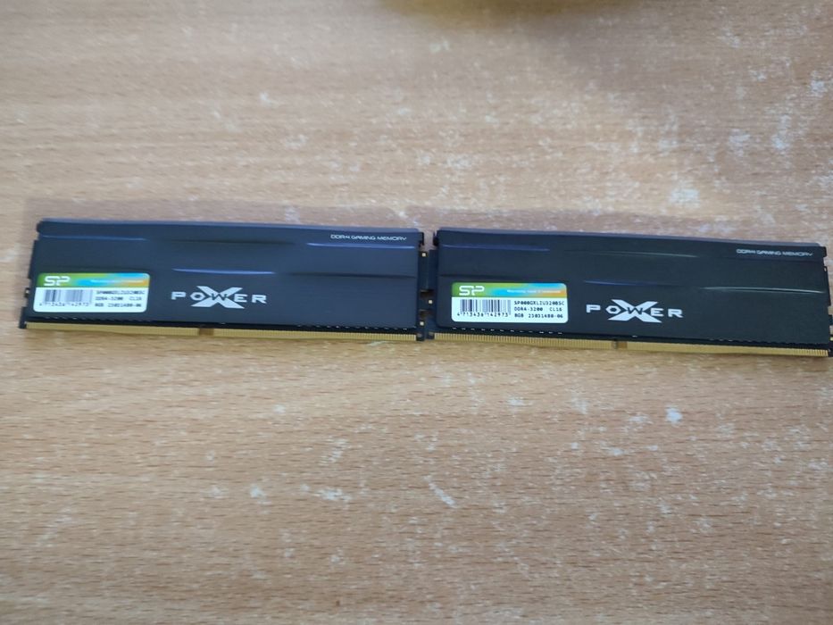 Plăcuțe RAM DDR4 16gb ca noi.