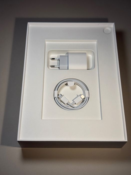 iPad Air (Generația 5) M1 - 64GB Wi-Fi - Garanție până în 2026