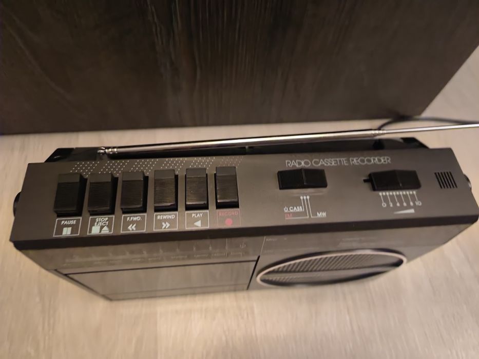 Vând radio casetofon Grundig model vechi in stare impecabila