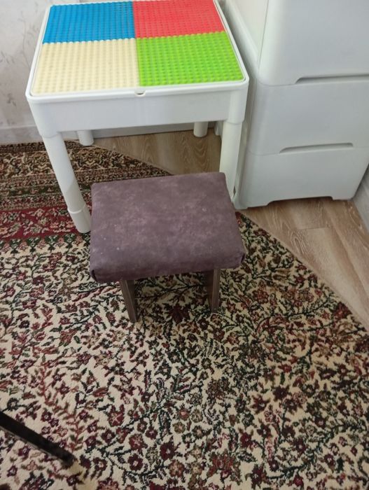 Продам столик Лего с пуфиком