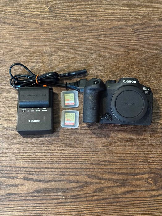 Canon EOS R7 (body cu 14k cadre) + accesorii