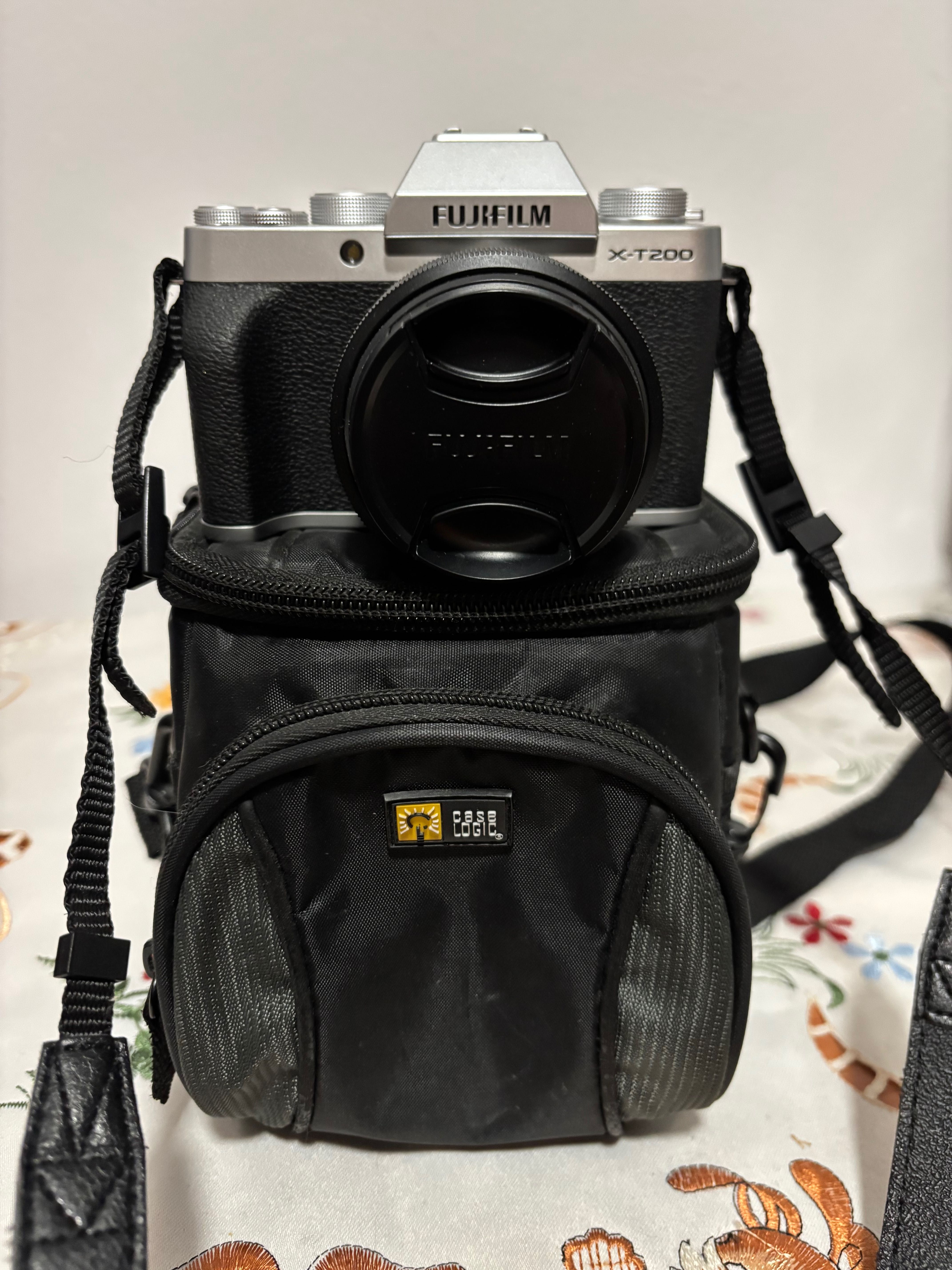 Aparat foto FUJIFILM mirrorless X-T200