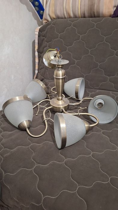 Продаётся Люстра рабочая б/у