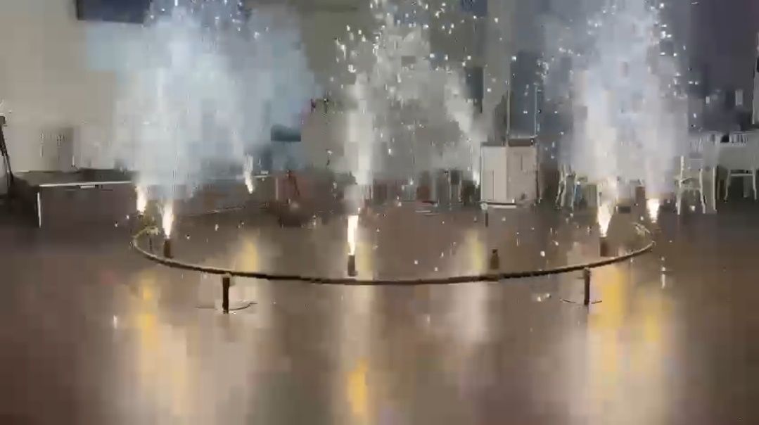 Огнехвъргачка Фойерверки Сватбена машина Фонтан Машина за студенпламък