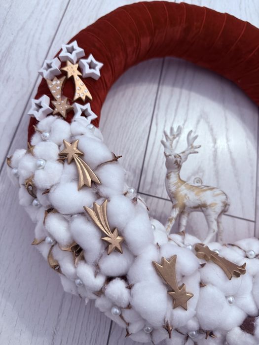 Coronita decorativa de Craciun cu catifea rosu cu alb, bumba. Handmade