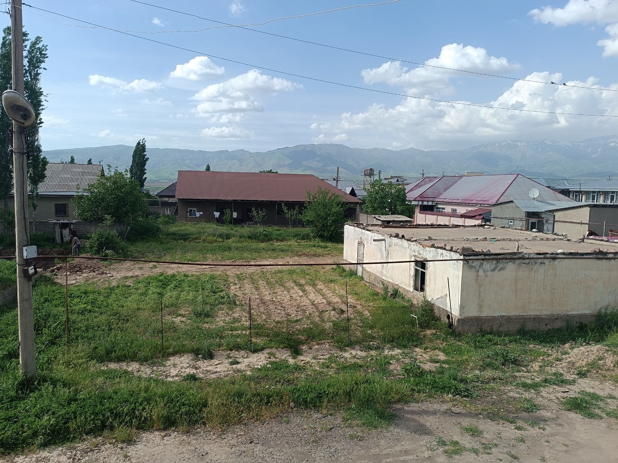 Продоется участок 8 соток,вдоль дороги Ташкент-Чарвака.Цена договорная