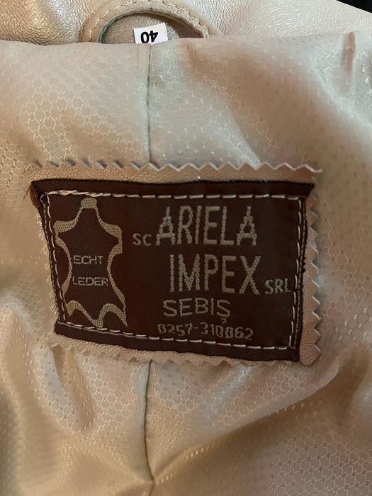 Vând haina din piele.