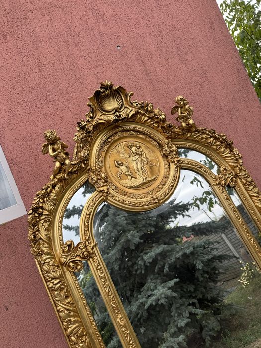 Oglinda impunatoare in stil baroc, cu rama aurie