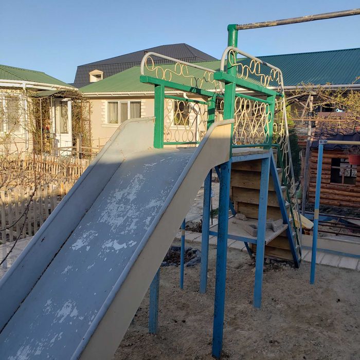 Продается детская горка из металла.