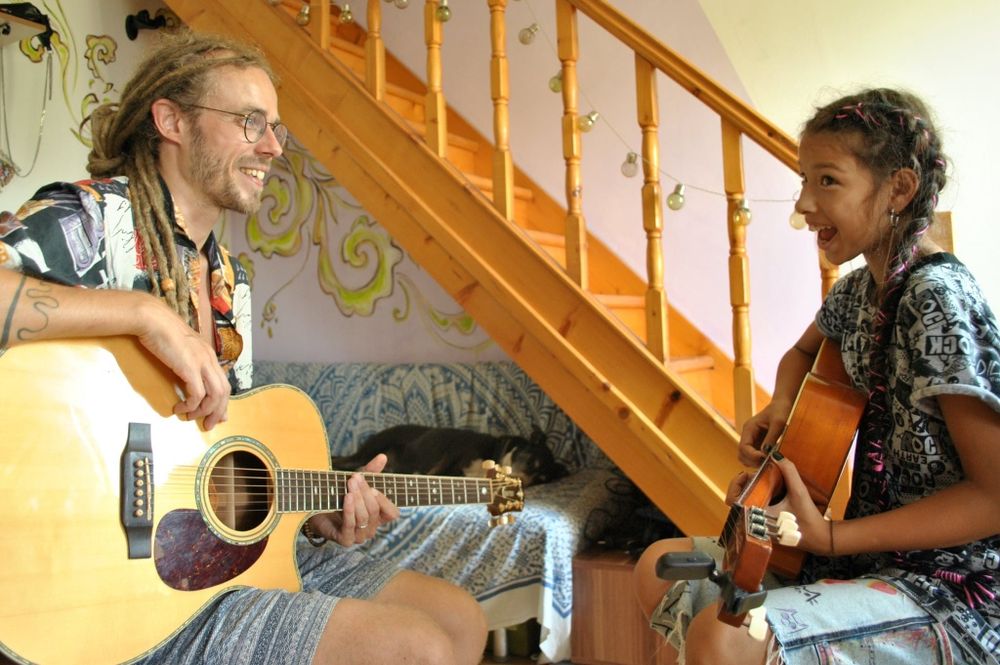 Ore de chitara cu nativ Englez București - Acoustic şi Electric