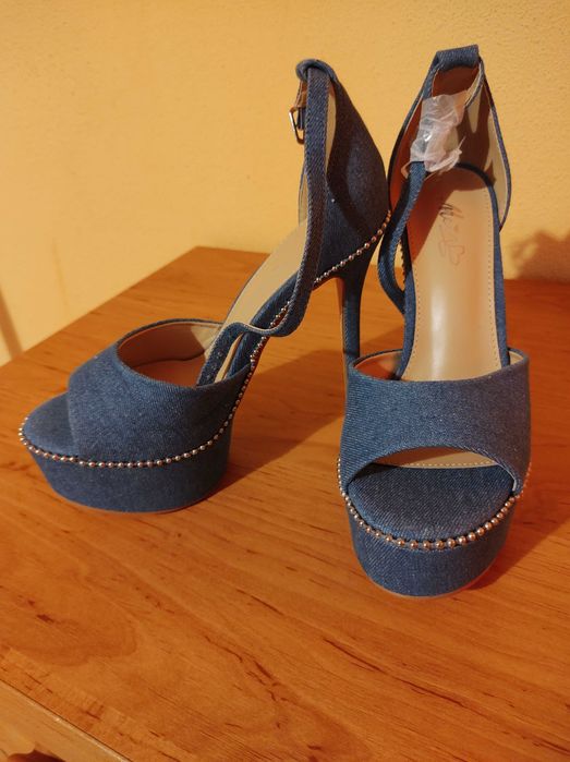 Обувки с висок ток